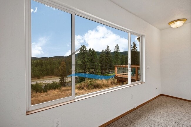 Building Photo - Post Falls Riverfront Home!