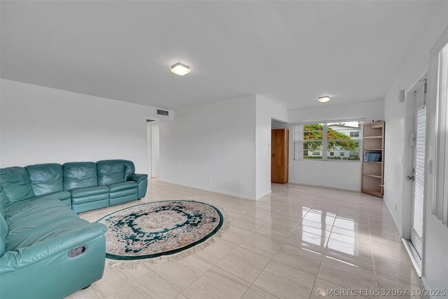 Building Photo - 486 Fanshaw L