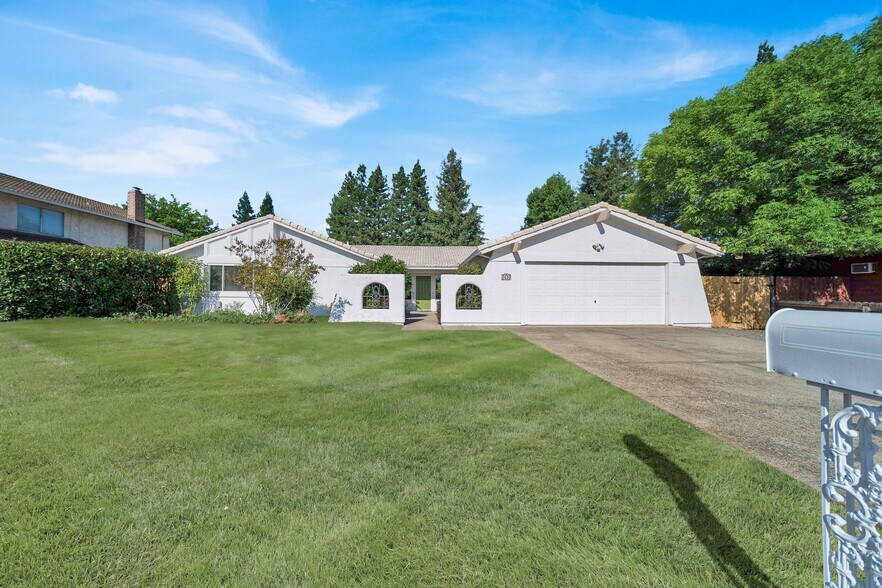 Front Yard - 2430 Lake Redding Dr