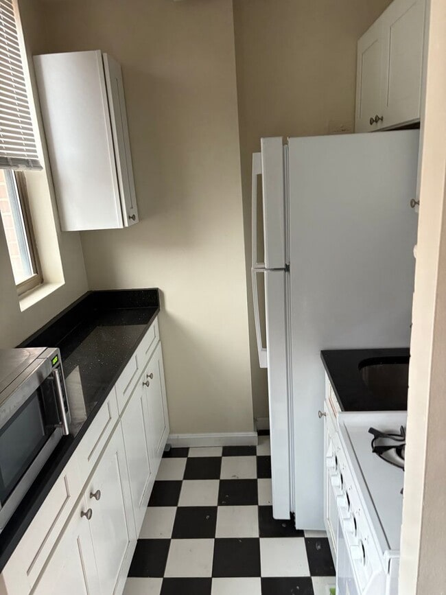 Building Photo - New Updated Spacious Studio