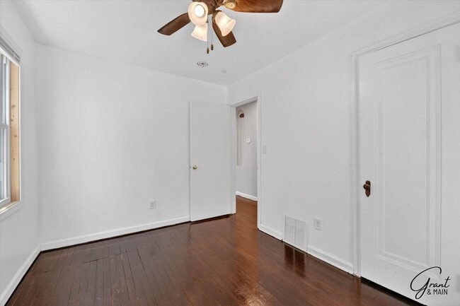 Building Photo - $1300 3 bedroom bungalow