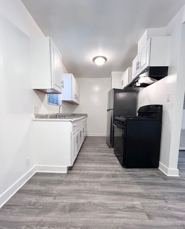 Building Photo - 1220 S Manhattan Pl