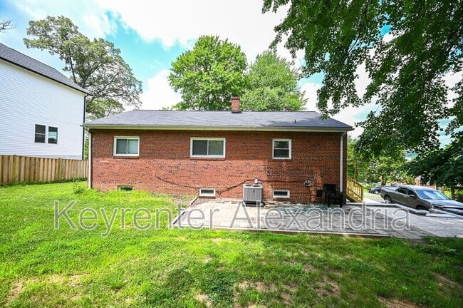 Building Photo - 2826 James Dr