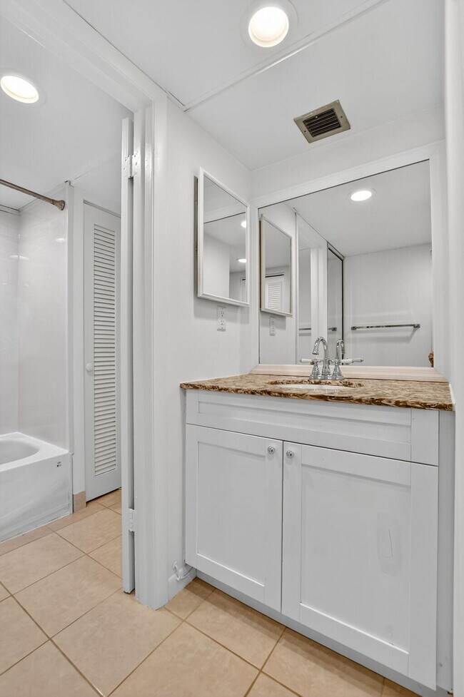 Building Photo - 11 Royal Palm Way