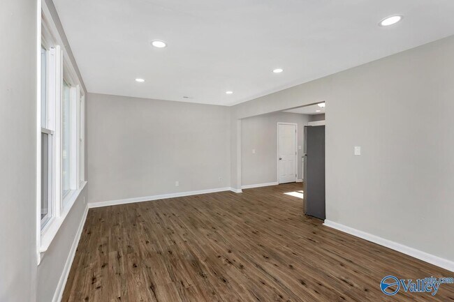 Building Photo - 4304 Lakeview Dr NW