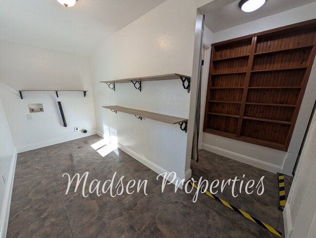 Building Photo - 604 Orient St