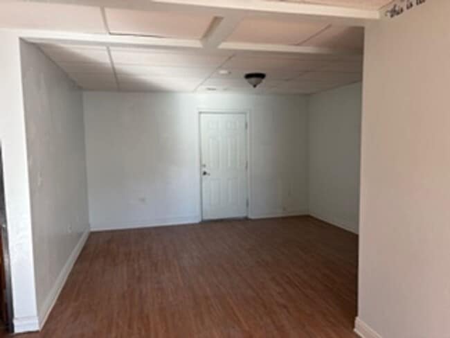 Building Photo - 2 Bed 1 Bath Duplex