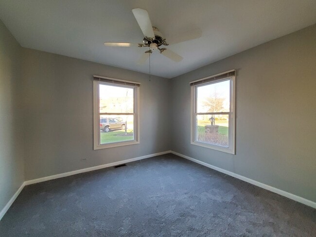 Building Photo - 325 Satinwood Ct S