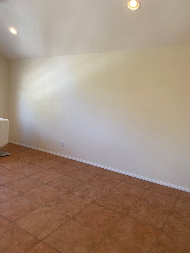 Building Photo - Santa Barbara - Cute two bedroom, one bath...