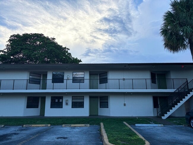 Building Photo - 4207 Lakeside Dr