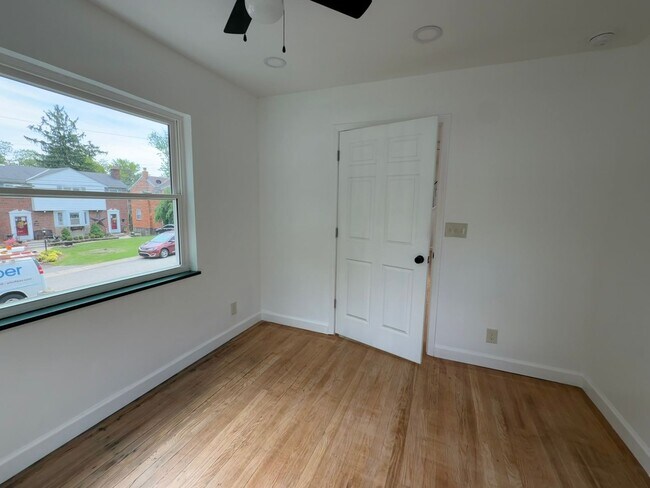 Building Photo - 419 Elm St