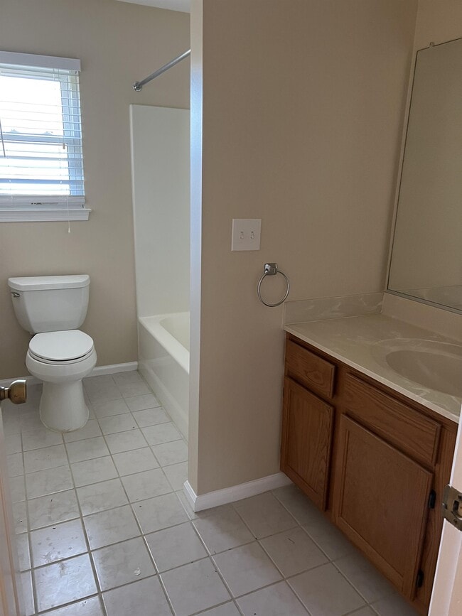 Building Photo - 3701 Castlewood Dr