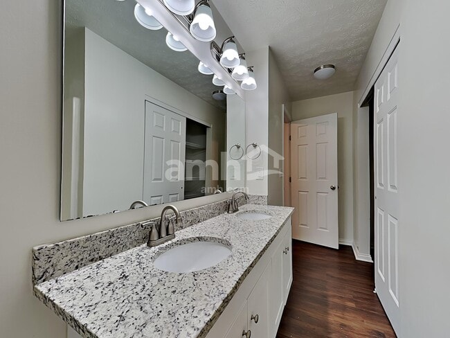 Building Photo - 2159 Glenview Dr