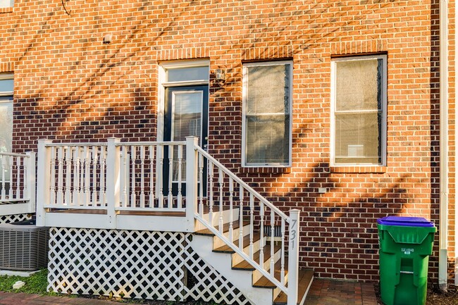 Building Photo - 3 Bedroom Townhome in Oregon Hill!