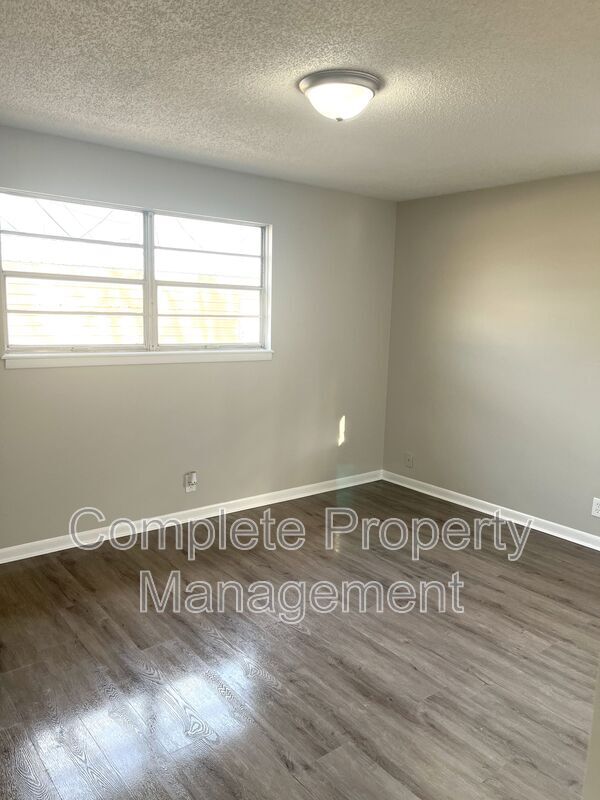 Building Photo - 1108 Hall St