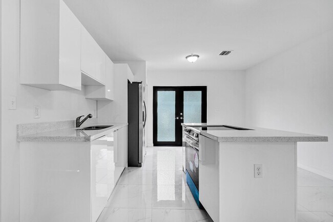 Building Photo - Goulds 4 Bed Triplex