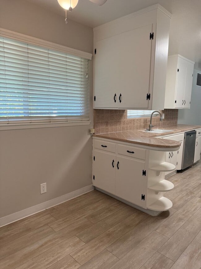 Building Photo - Spacious Waverly Park Home - Open House Fr...