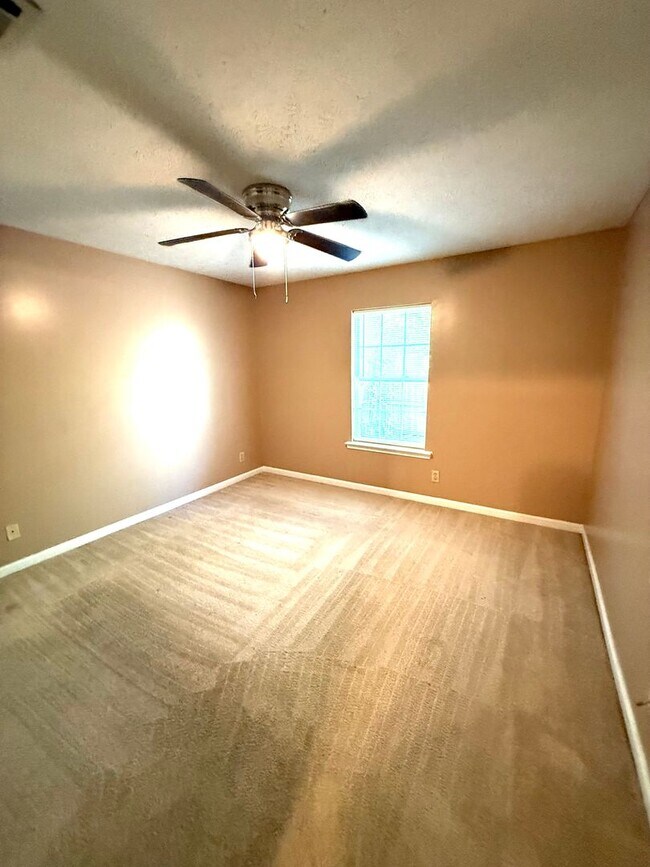 Building Photo - ** 2 bed 2 bath located off Vaughn road ** Call 334-366-9198 to schedule a self showing