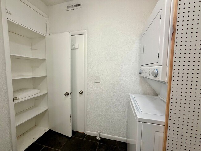 Building Photo - {2202 - A} Spacious Two Bedroom Condo in Historic Pendleton Heights Available Immediately