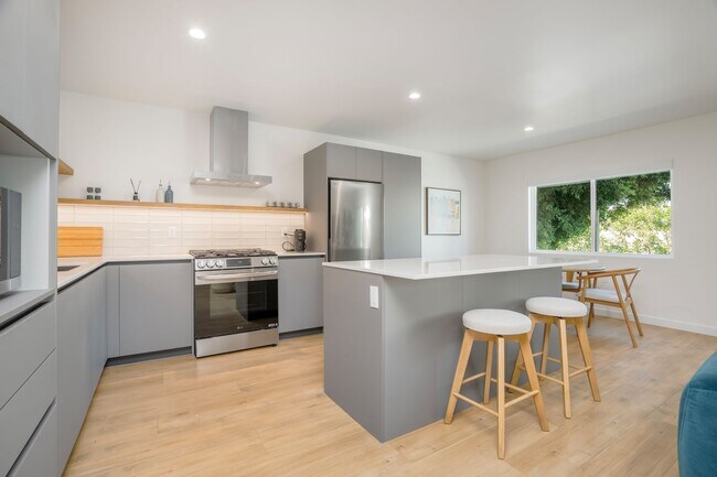 Building Photo - 1422 Tamarind Ave