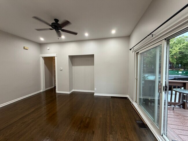 Building Photo - 1555 W Rosemont Ave