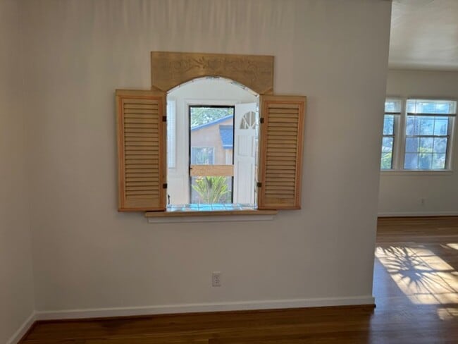 Building Photo - One bedroom, one bath in La Crescenta