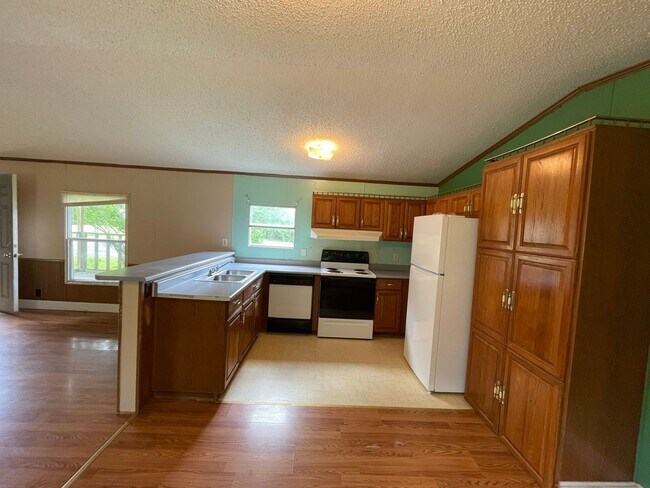 Building Photo - Country living with spacious front and backyard - 4 beds/ 2bath available now!!