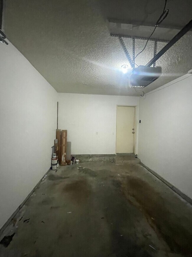 Building Photo - Completely Remodeled 3 Bedroom in San Diego!! Water/Trash Included
