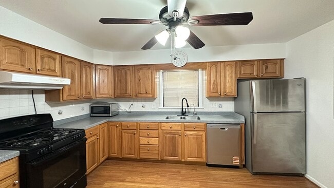 Building Photo - 2745 W Berwyn Ave