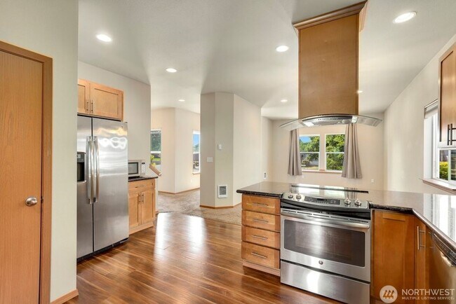 Building Photo - Amazing 3 Br 2.5 bath 2 car gar home in Ta...