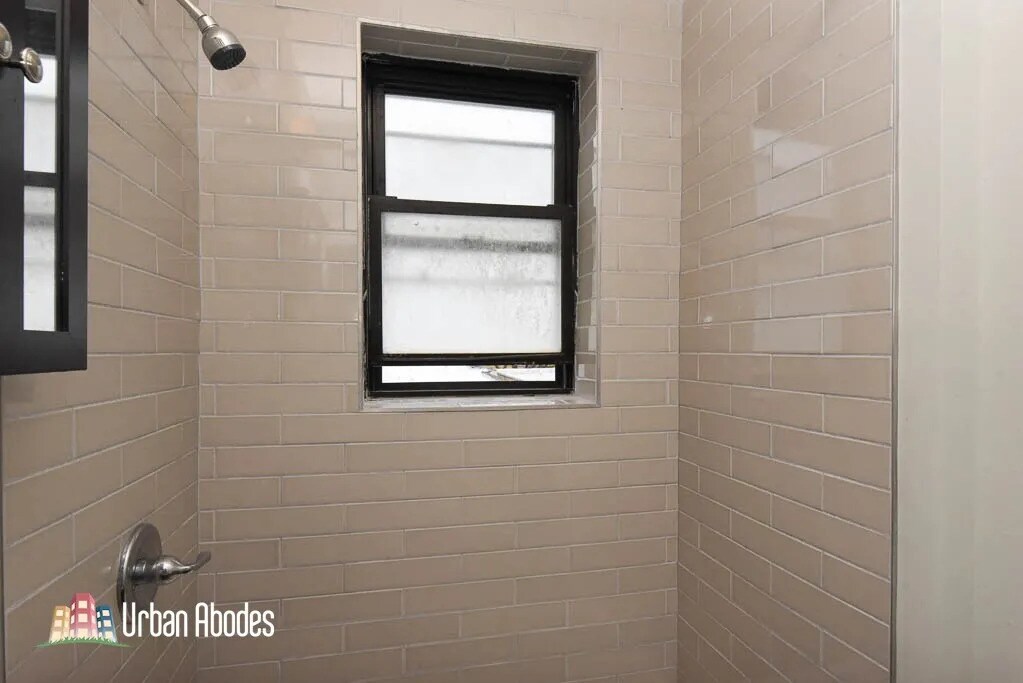 Building Photo - 4852 N Damen Ave