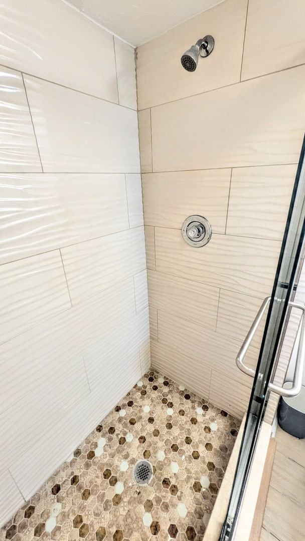 Building Photo - Seasonal/short term 2/2 condo rental with full water view on Longboat Key.