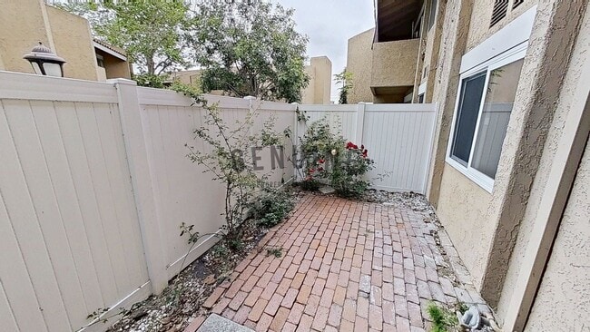 Building Photo - 1st Floor 1 Bedroom Unit in South Coast Me...