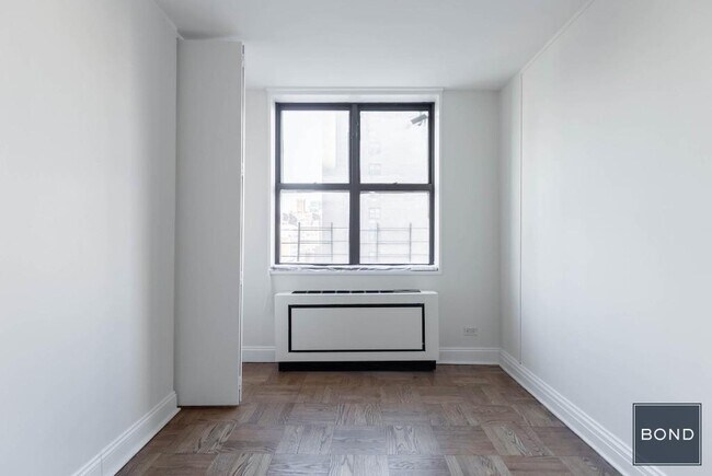 Building Photo - 400 E 71st St