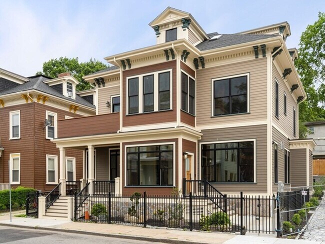 Building Photo - 6 Howland St