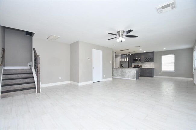 Building Photo - 24406 Lakecrest Village Dr