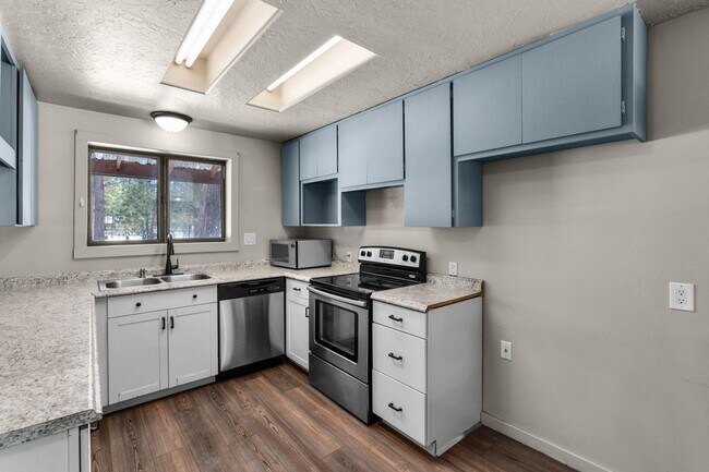 Building Photo - Quiet 3 Bedroom 2 Bathroom House