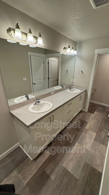 Building Photo - 5727 NW Torchcrest Pl