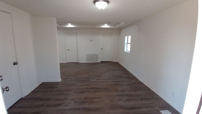 Building Photo - Remodeled 3 bed 2 bath home off of Greensb...