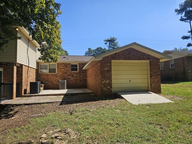 Building Photo - 415 College Dr