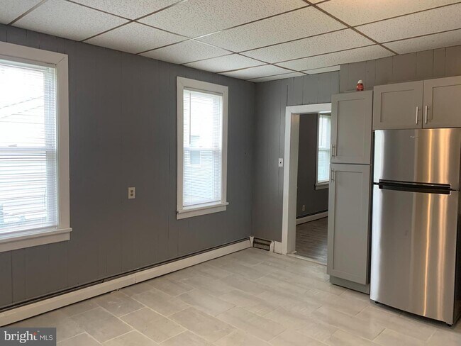 Building Photo - 822 Columbus Rd