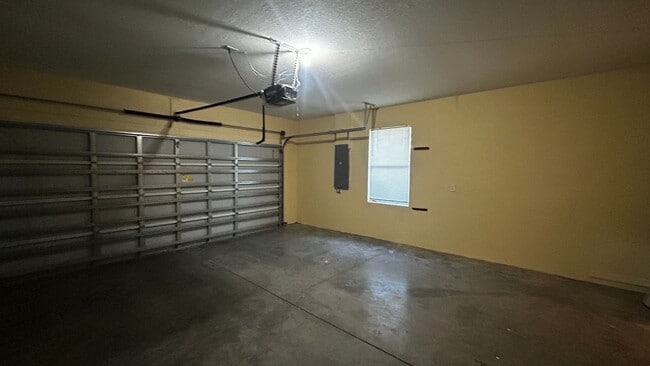 Building Photo - Charming 3-Bed, 2-Bath Home in Lehigh Acre...