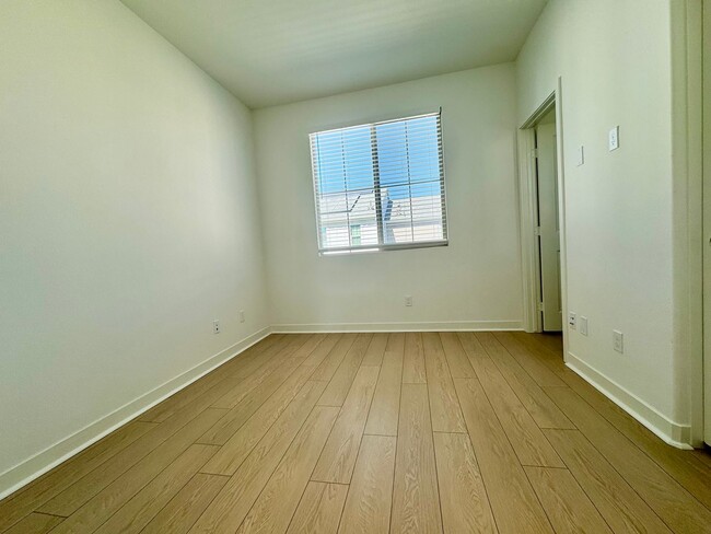 Building Photo - **2 weeks free rent if you move in by 12/3...