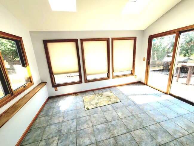 Building Photo - 10995 Allison Ct