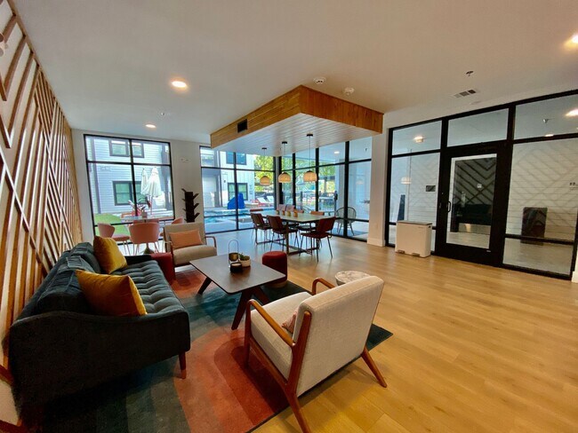 Building Photo - Stylish 3 Bedrooms 2 Bathrooms with Top-Tier Amenities Condo in East Austin!!!
