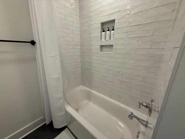 Building Photo - Northgate Townhome - Auburn