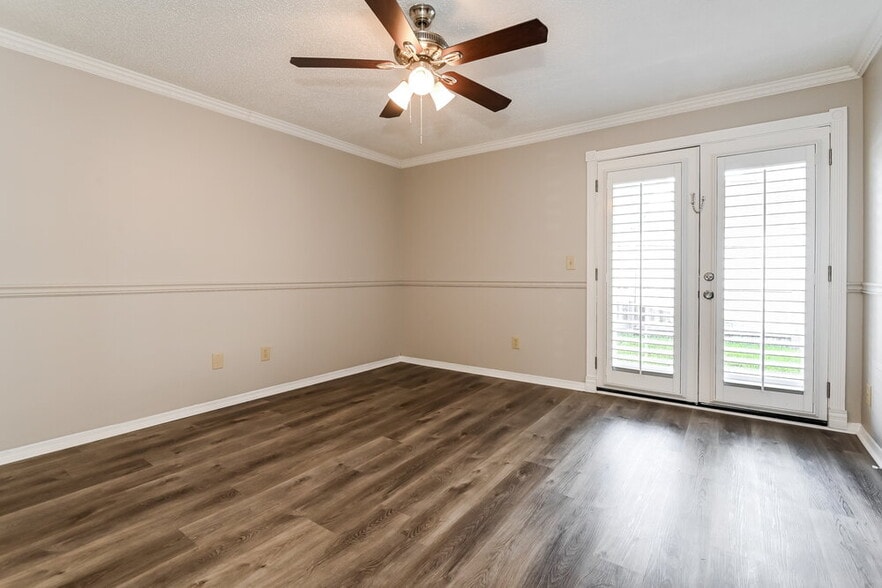 Building Photo - 3016 Bridgeview Dr