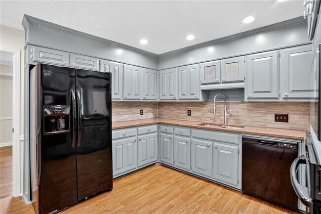 Building Photo - 2817 Thornridge Dr