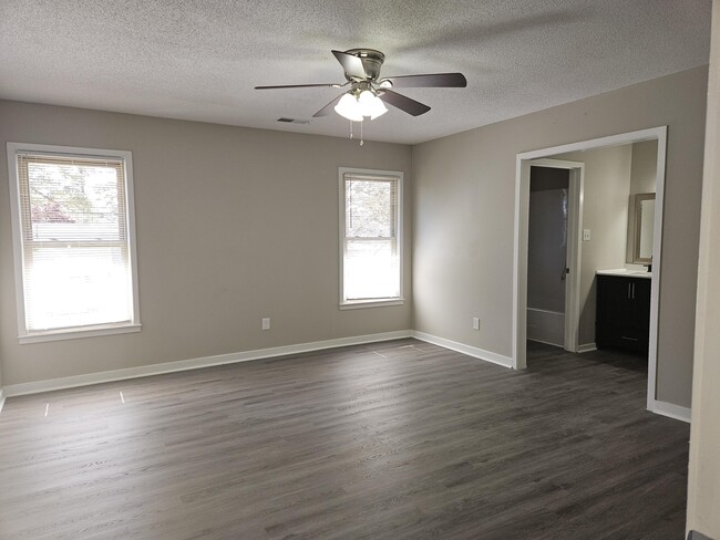 Building Photo - 107 Robinwood Dr