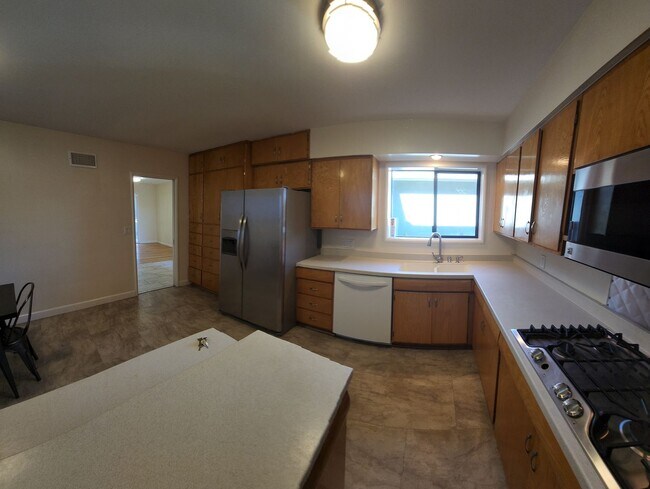 Building Photo - 5 Bedroom 3 bathroom in close proximity to POLY CAMPUS!